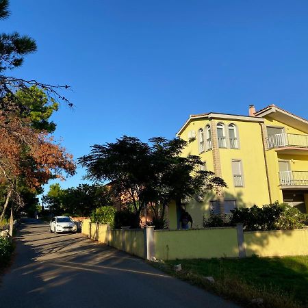 Villa Mena Vir Buitenkant foto