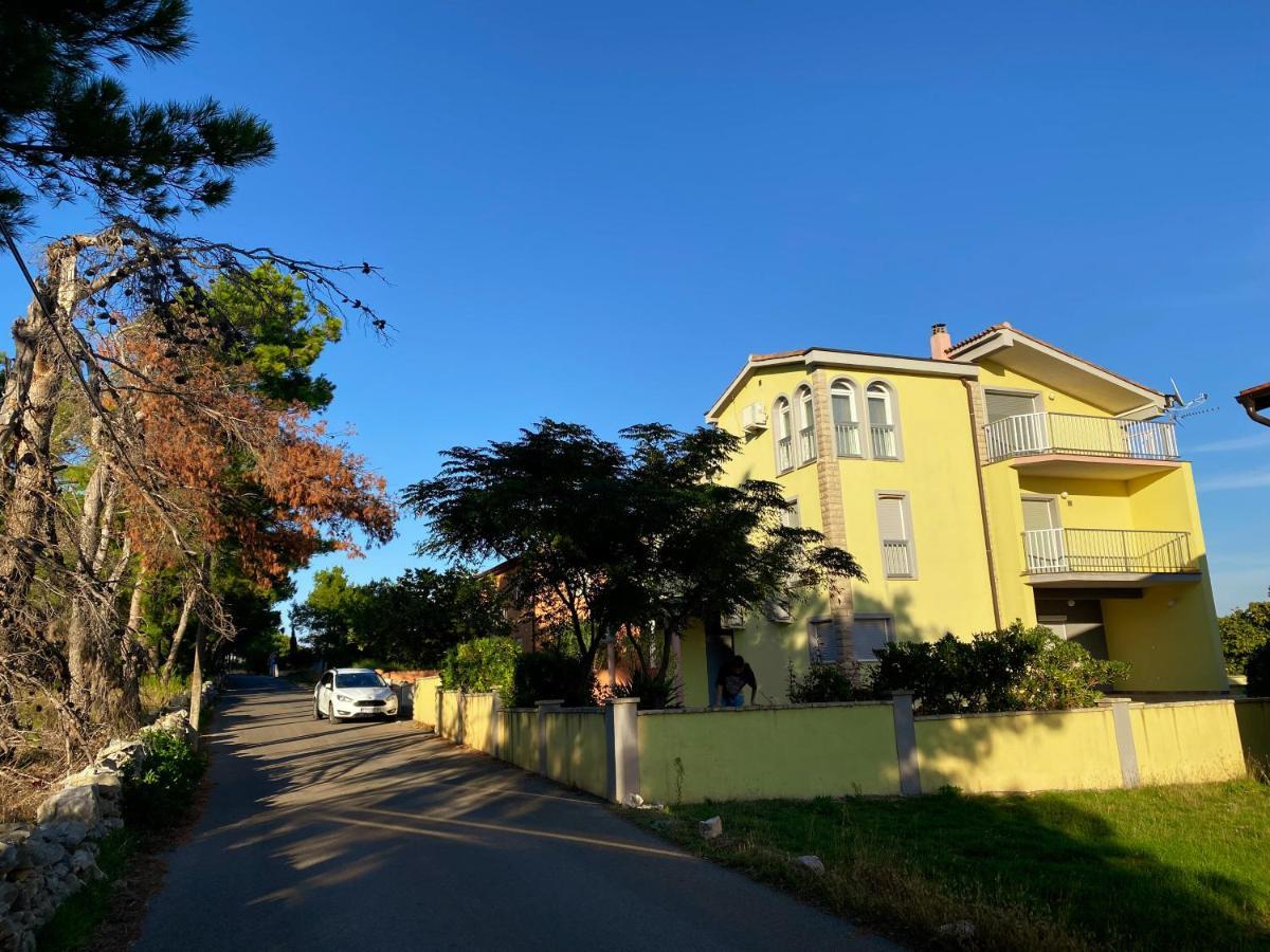 Villa Mena Vir Buitenkant foto
